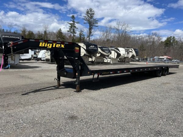 2024-diamond-c-85x20-20k-deckover-equipment-trailer-w-72-flip-knee-ramps-4.jpg 2024 Diamond C 8.5×20 20K Deckover Equipment Trailer w/ 72” Flip-Knee Ramps